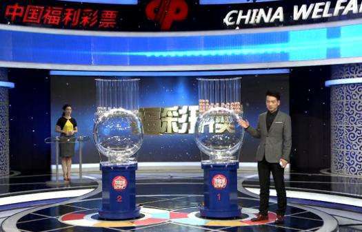 扒开她的内裤把她摸出水软件