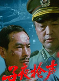 手撕小舞衣服视频素材